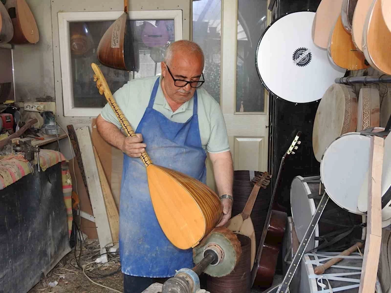 35 yıldır imalatını yaptığı bağlamaları çalamayan ustanın üzüntüsü
