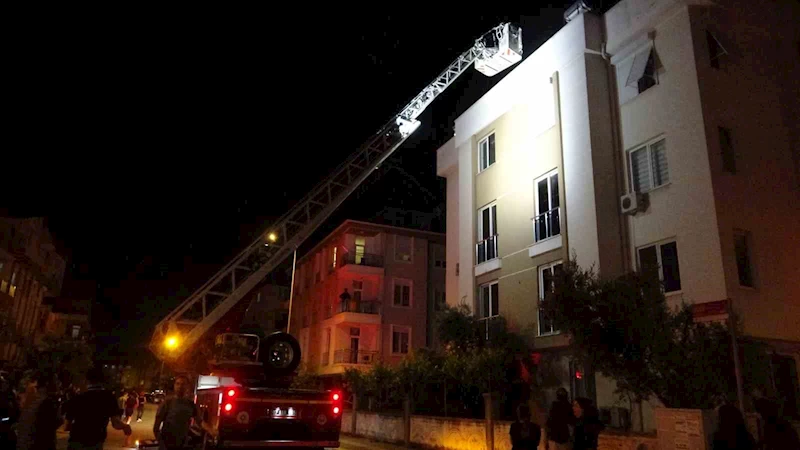 Daireyi saran alevler apartman sakinlerini çatıya çıkarttı

