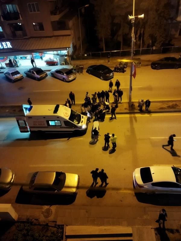 Motosiklet yolun karşısına geçen yayaya çarptı: 2 yaralı
