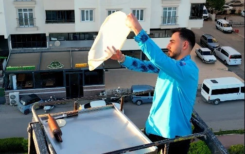 Kilis katmeri gökyüzünde açıldı: Metrelerce yüksekteki vincin sepetinde katmer açtı
