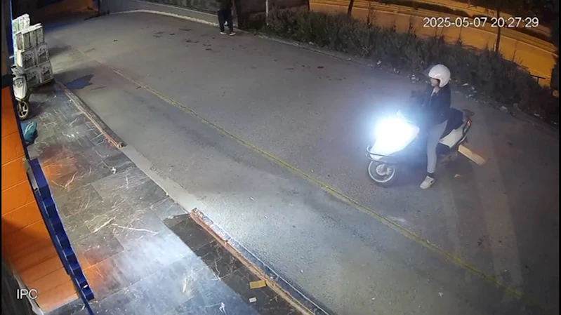 Motosiklet kadın sürücüsü ile birlikte petshop mağazasının camından içeriye daldı
