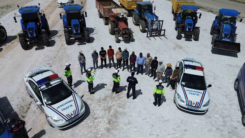 Aksaray’da jandarmadan çiftçilere eğitim, traktörlere reflektör
