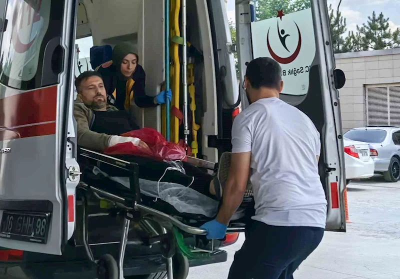 Ağaç keserken motorlu testere ile elini kesti
