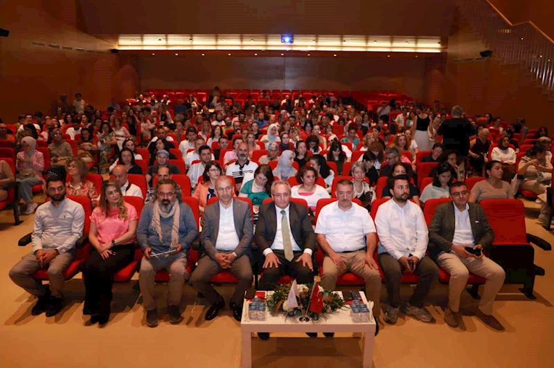 Eğitimde dijital dönüşüm ve yapay zekâ teknolojileri Bursa’da ele alındı

