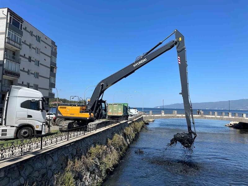 Büyükşehir’den Karsak Deresi’nde kapsamlı temizlik
