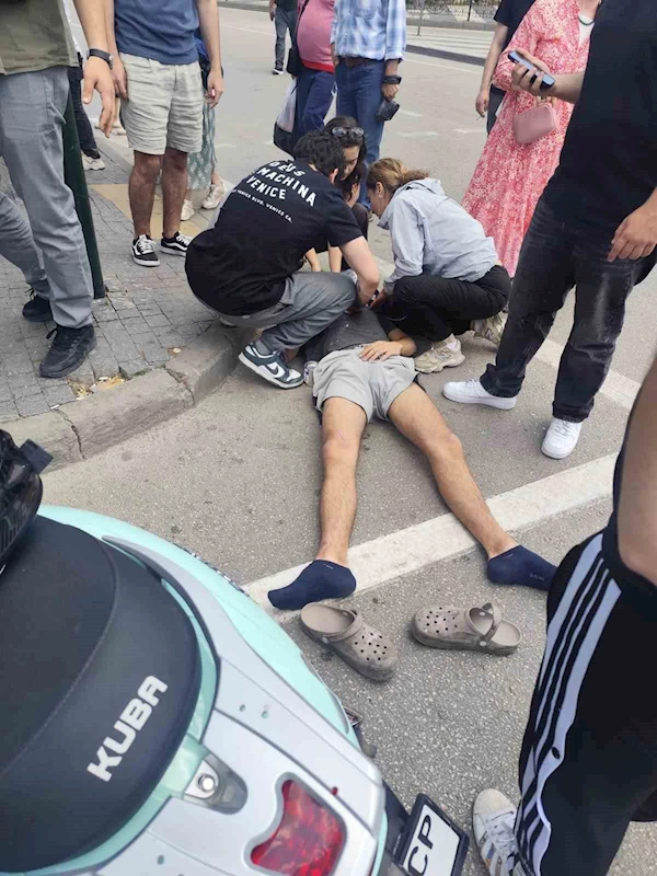 Otomobilin çarptığı 2 motosikletteki gençler yaralandı
