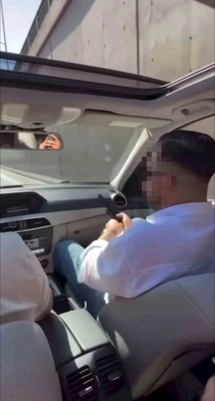 Seyir halindeki araçtan peş peşe böyle ateş açtı
