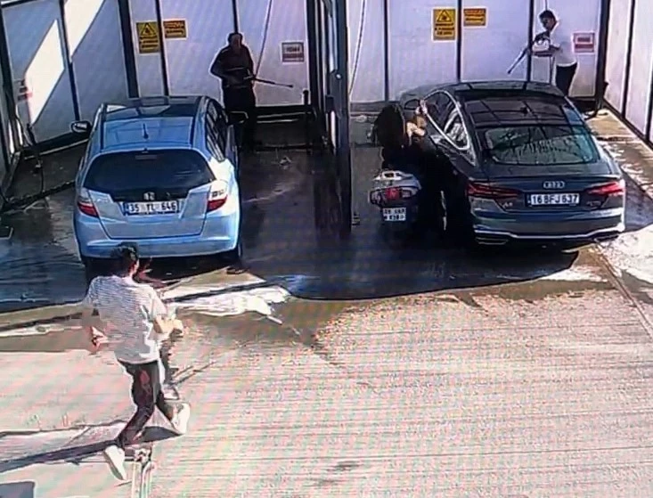 Motosikletli genç kız benzinlikte yıkanan otomobile çarptı: Yakıt istasyonundaki kaza kamerada
