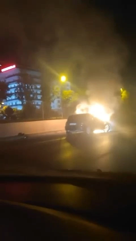 Bursa’da bir otomobil alev alev yandı
