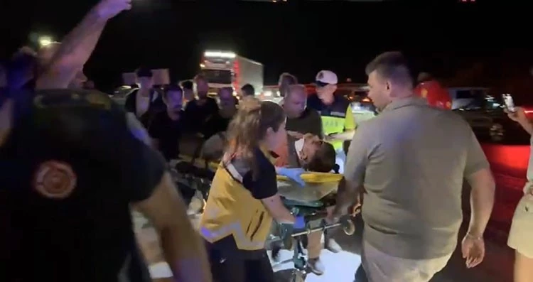 Bursa’da kamyon şarampole yuvarlandı, sürücü araçtan fırladı
